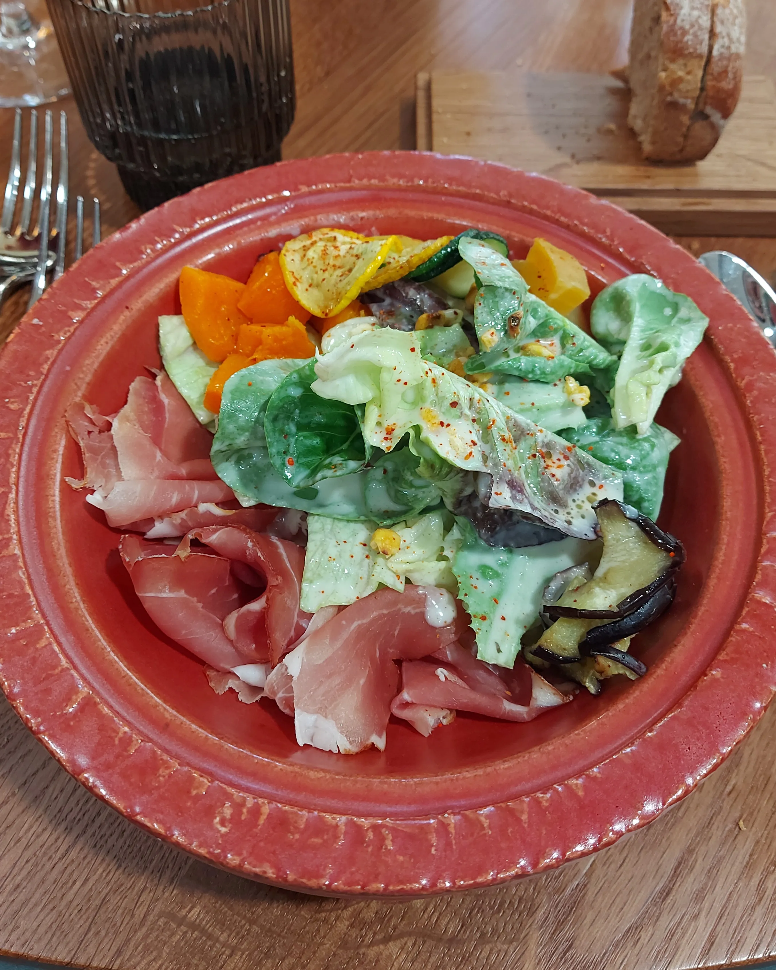 Myle Bern – Salat mit Ofengemüse und Schwarzwälderschinken