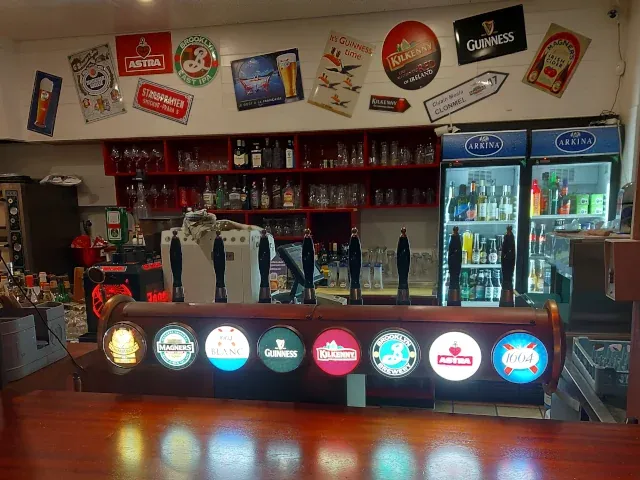 Drinnen im Nelson Pub Bern mit Holztischen, Theke und Seefahrer-Dekoration