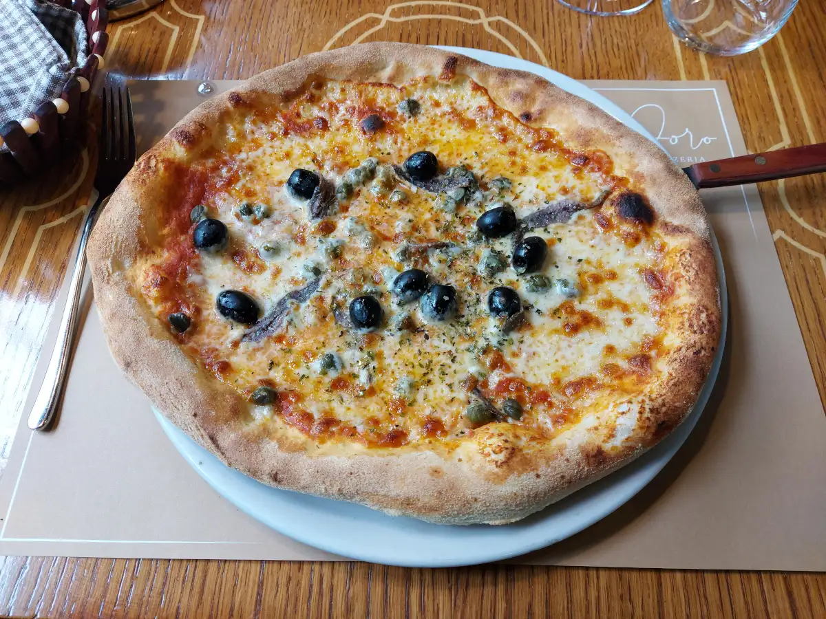 Pizza Napoli mit Sardellen, Oliven und Kapern im Pomodoro Bern