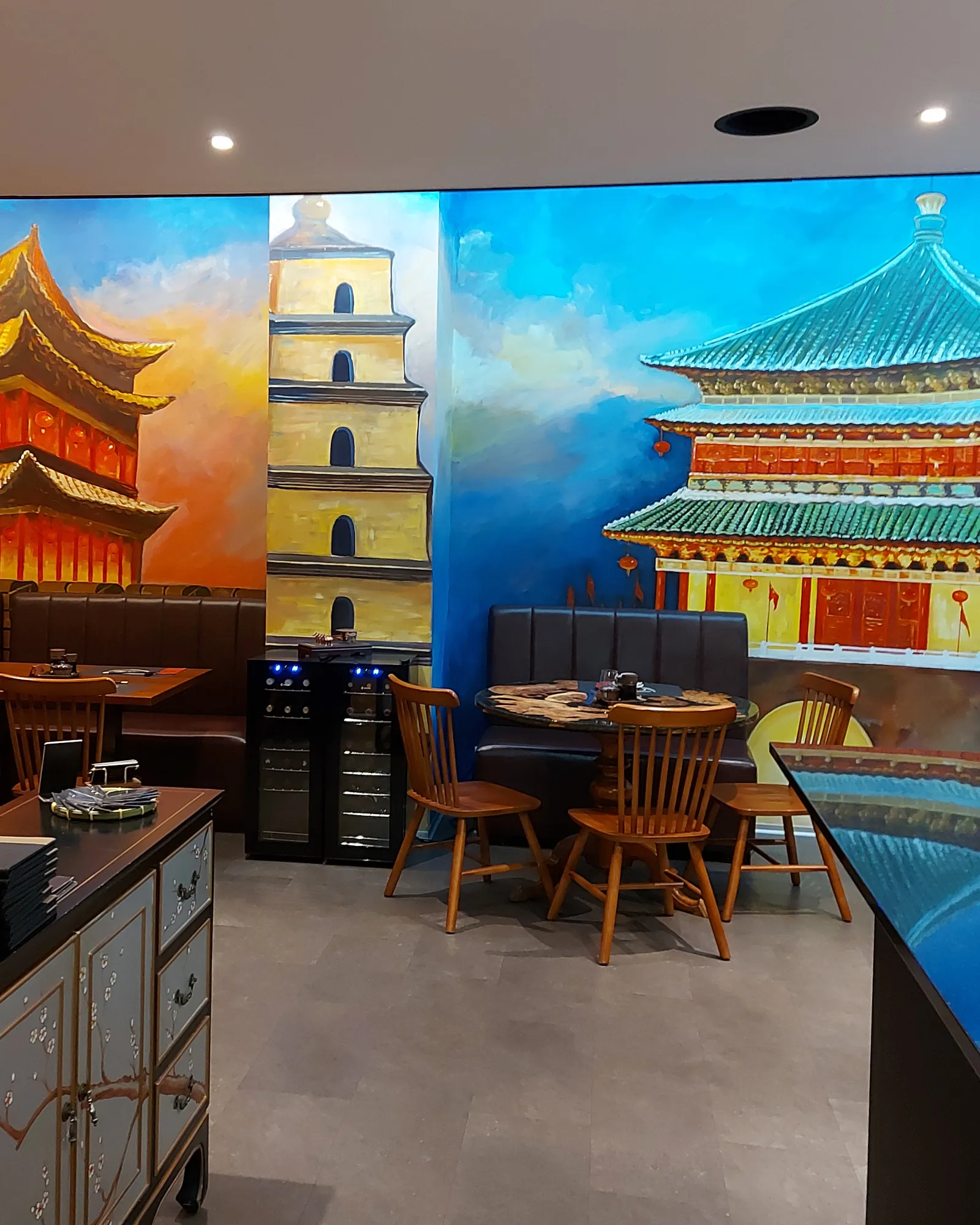 Innenraum des Qin Restaurants mit dekorierten Wänden