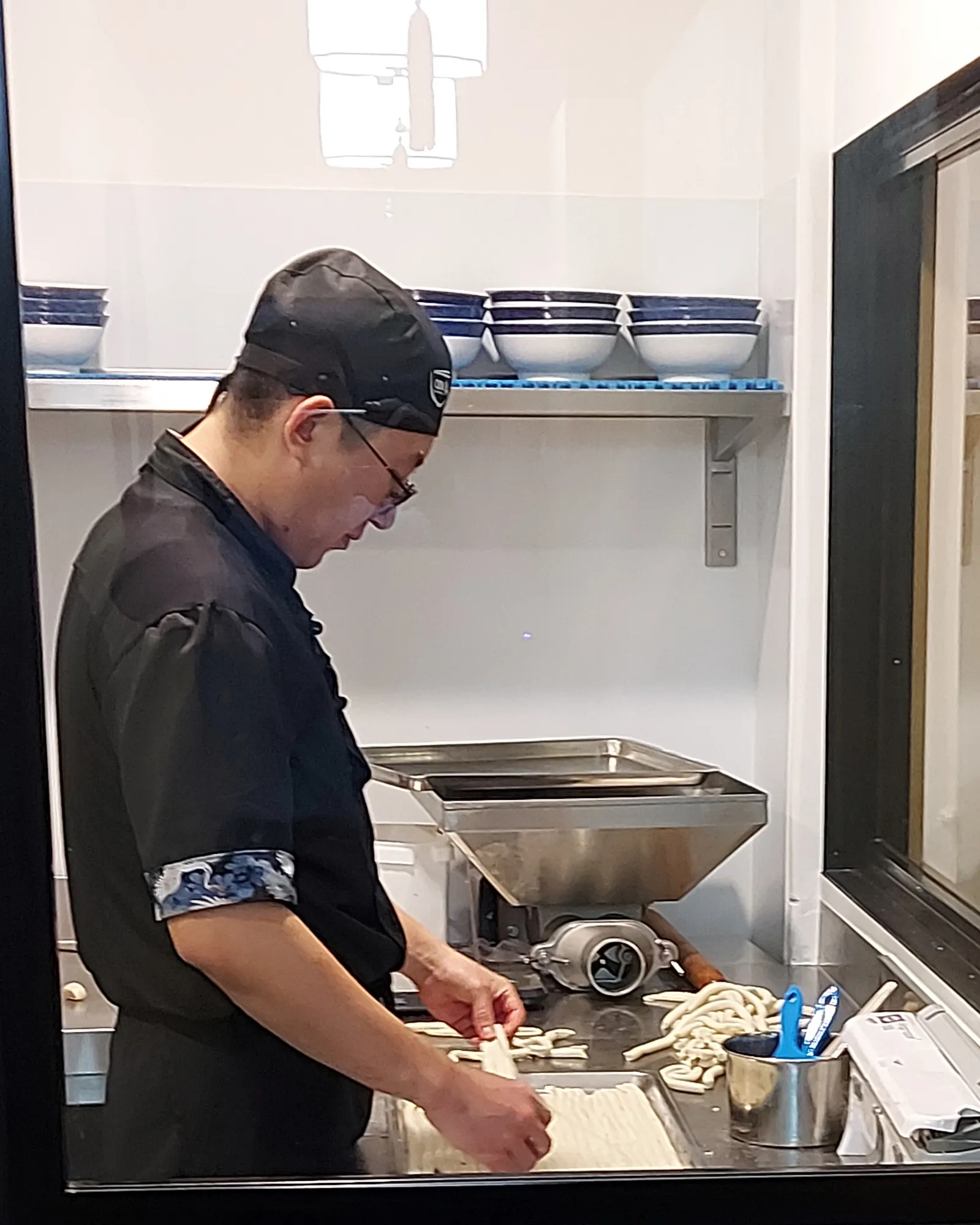 Nudeln werden von Hand hergestellt im Qin Bern