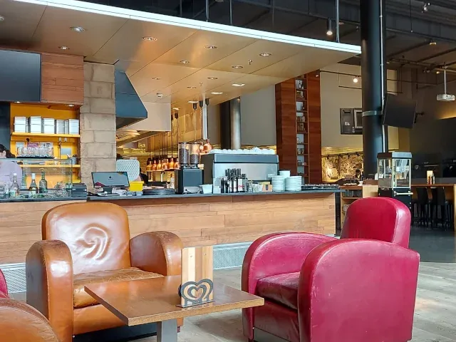 Interieur im Eleven Bern, Lounge mit bequemen Sitzbänken und modernem Ambiente
