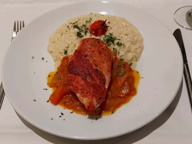 Poulet Saltimbocca im Restaurant Eleven Bern mit Risotto und Tomatenragout