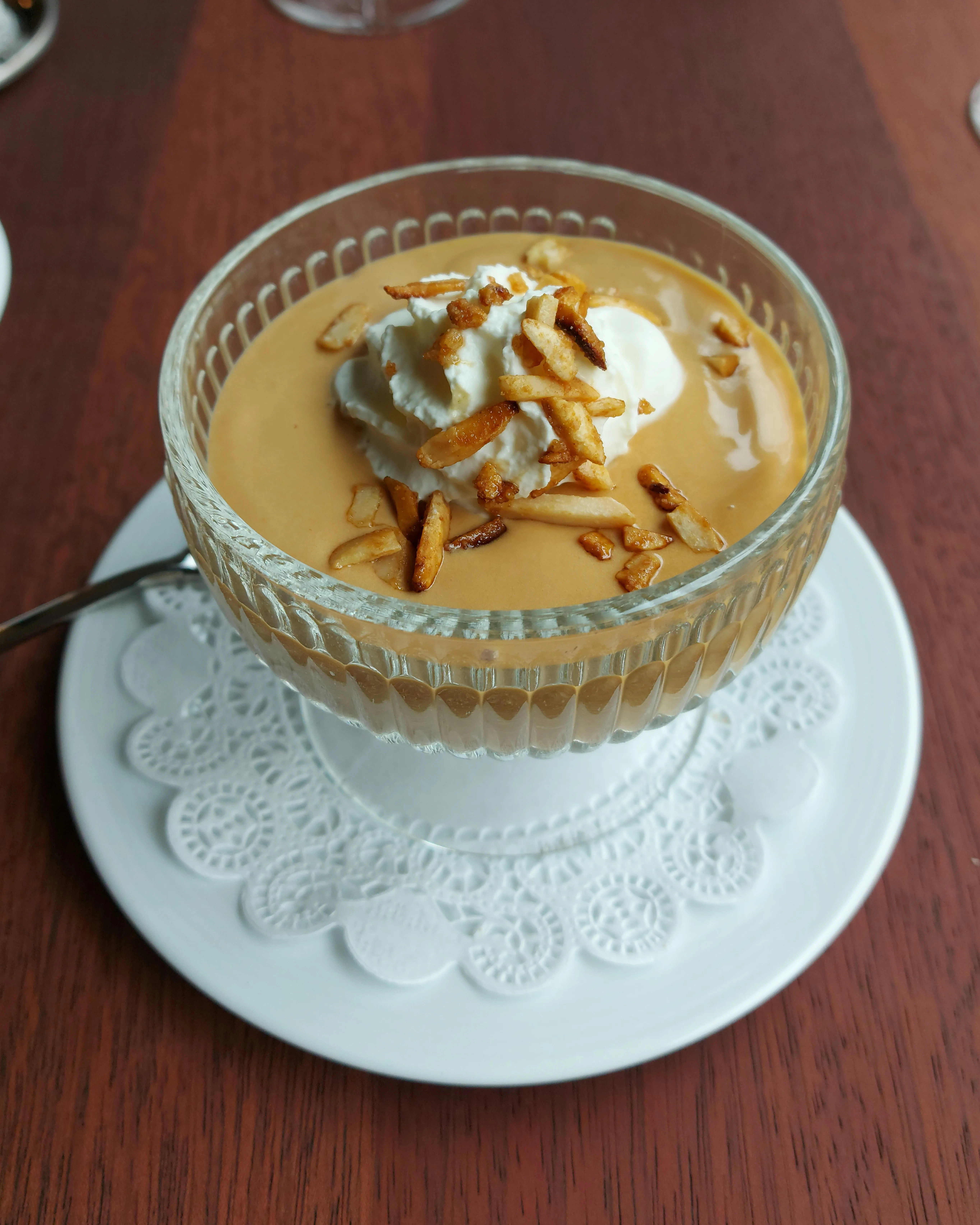 Karamellcreme mit gebrannten Mandelstiften und Schlagsahne im Restaurant Schmied Bern
