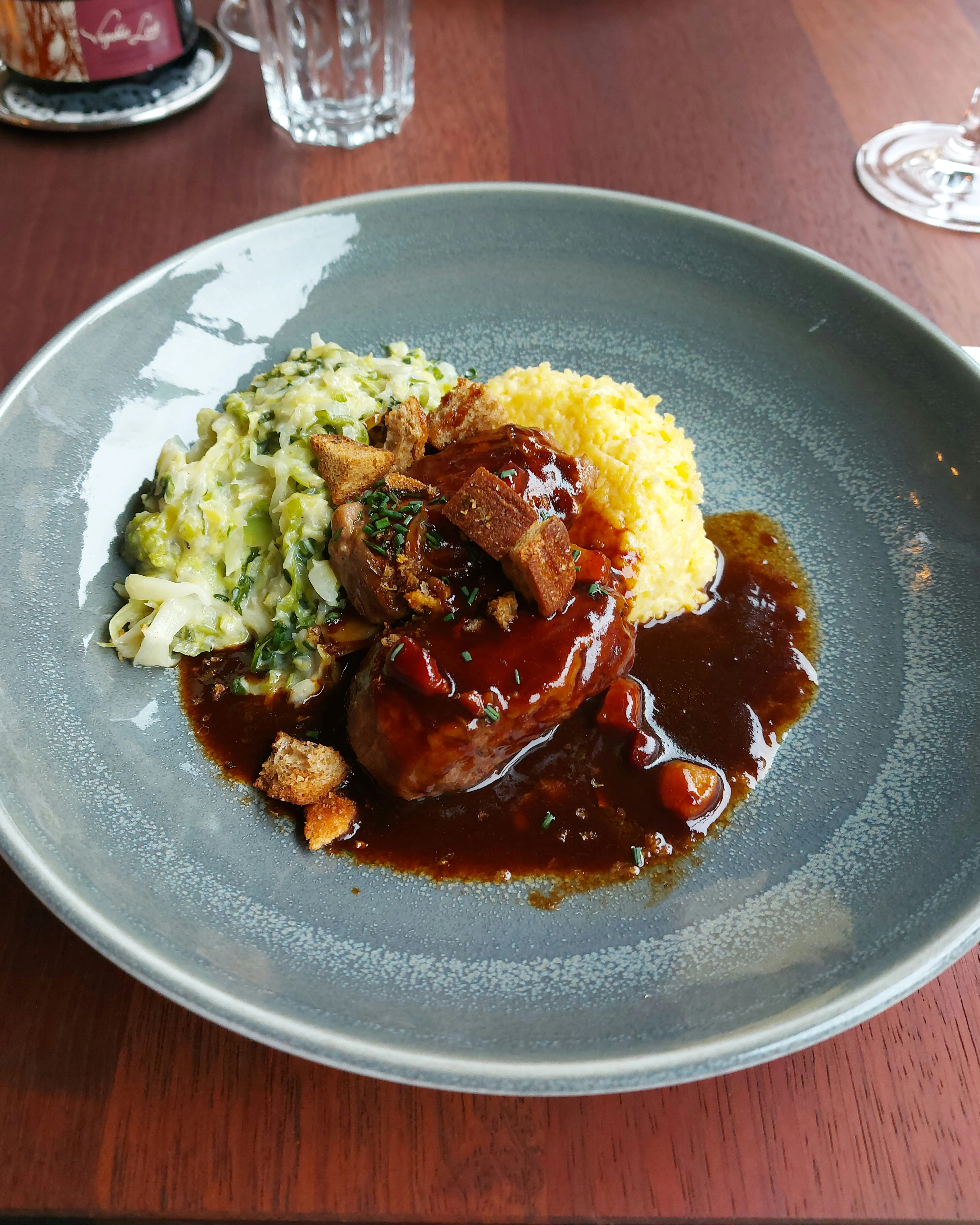 Schweinsbäckchen mit dunklem Jus, Polenta und Rahmwirsing im Restaurant Schmied Bern