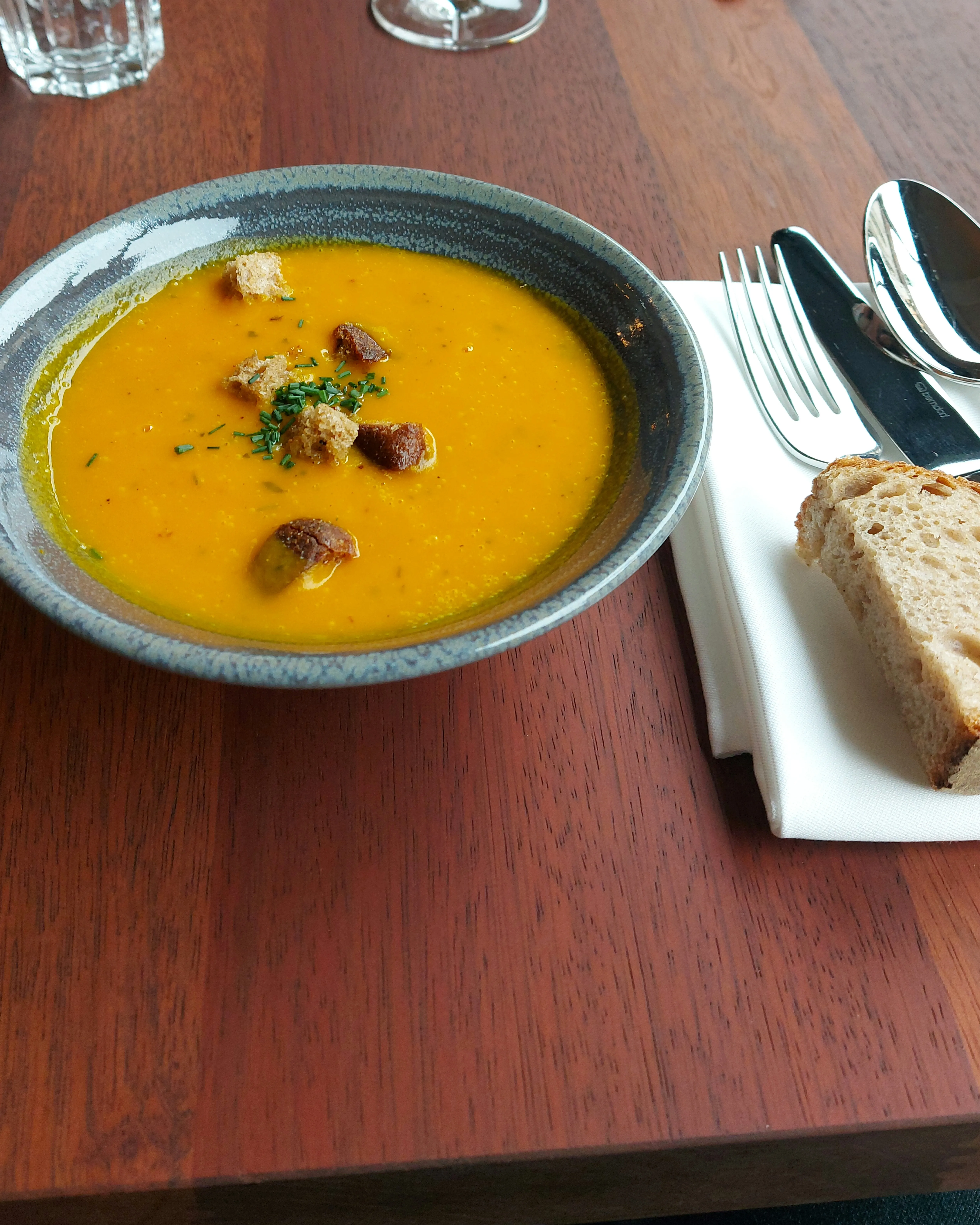 Kürbissuppe mit Knoblauch-Croutons im Restaurant Schmied Bern
