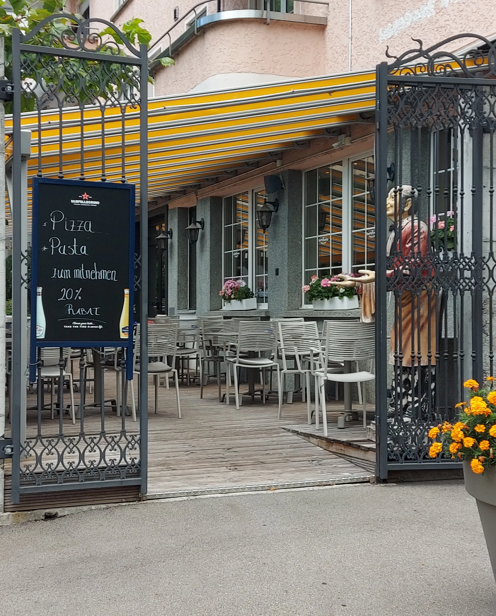 Terrace and entrance of Settebello Bern