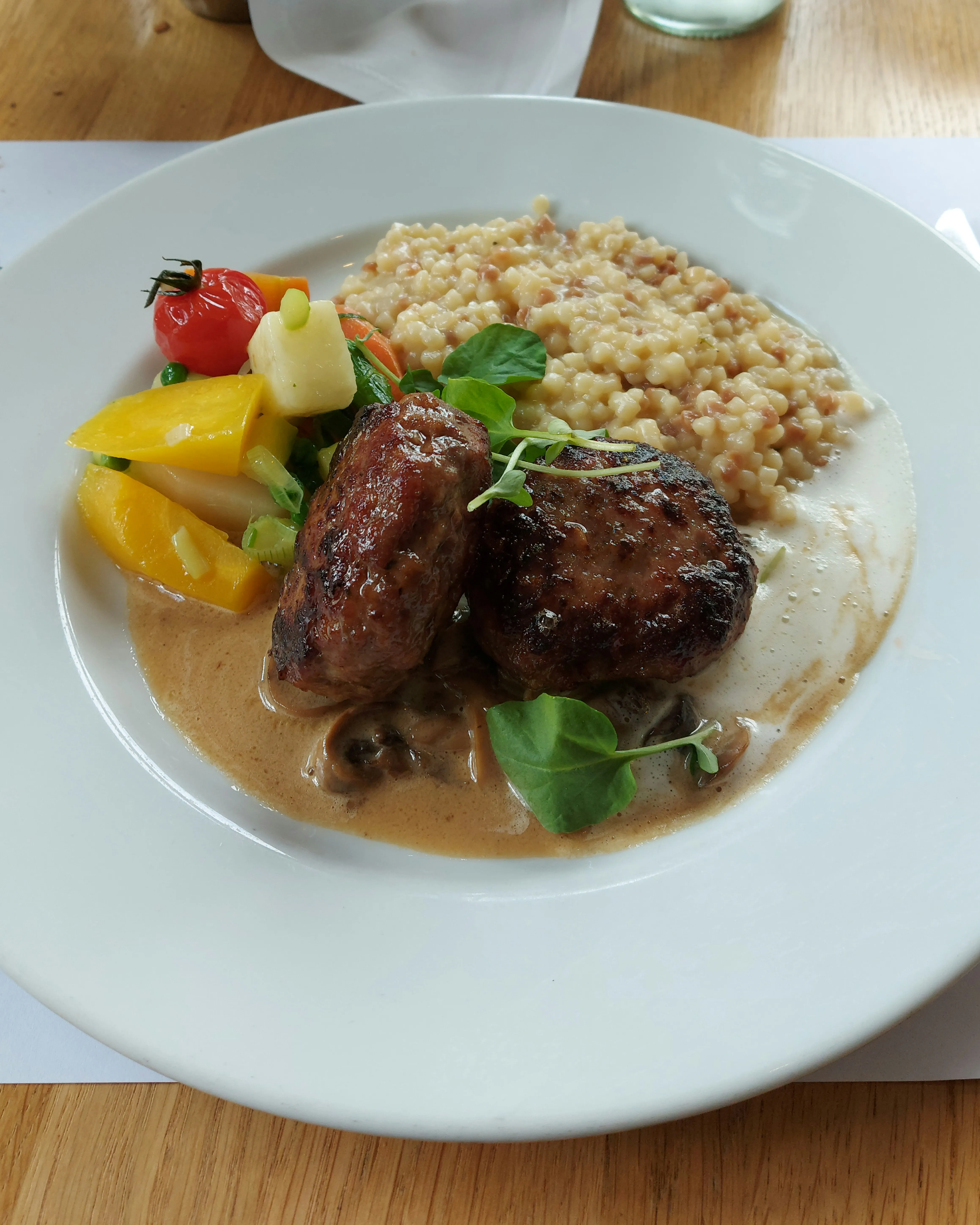 Hacktätschli an Champignonrahmsauce mit Fregola Sarda im Süder Bern