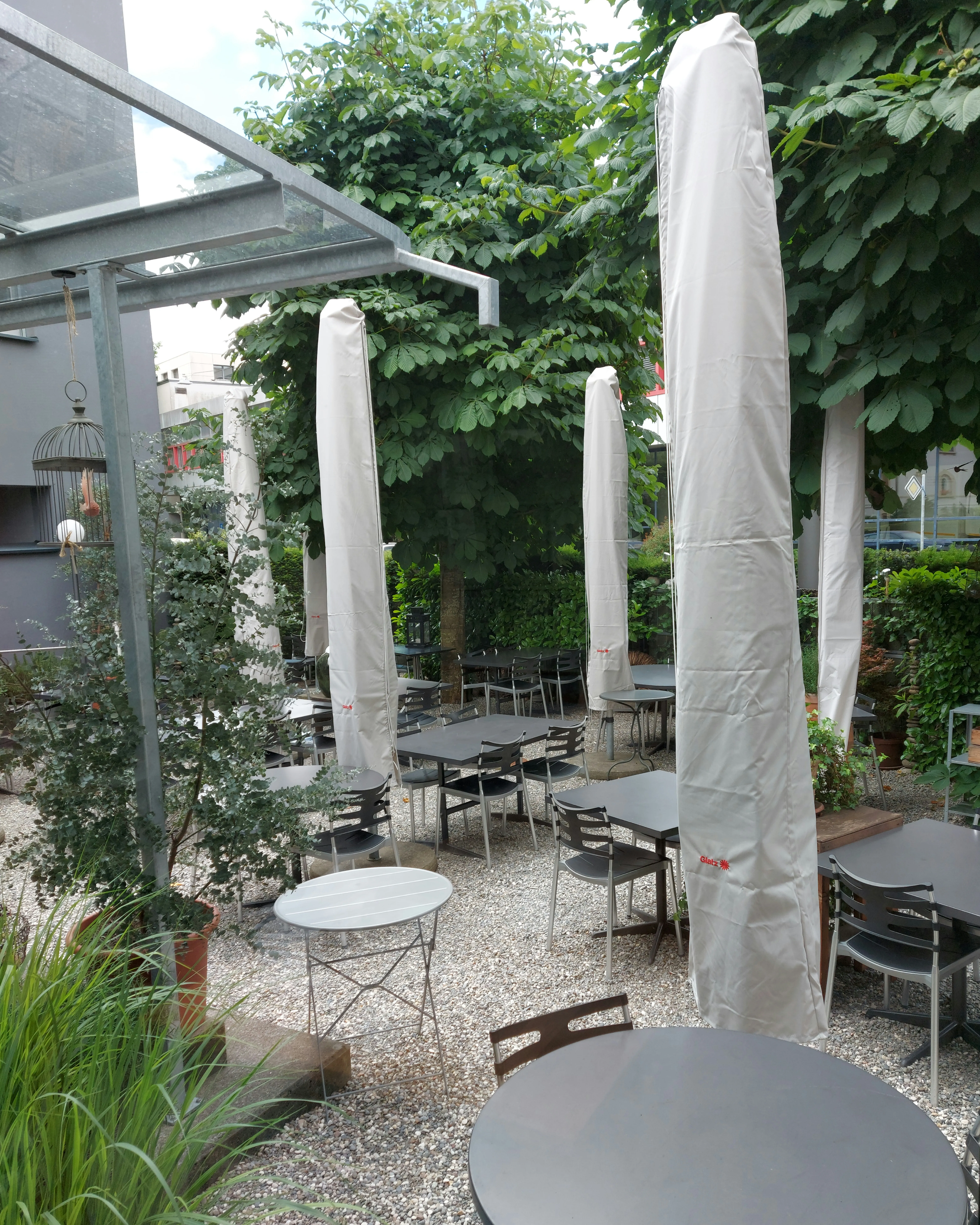 Terrasse des Süder Bern mit Kastanienbäumen