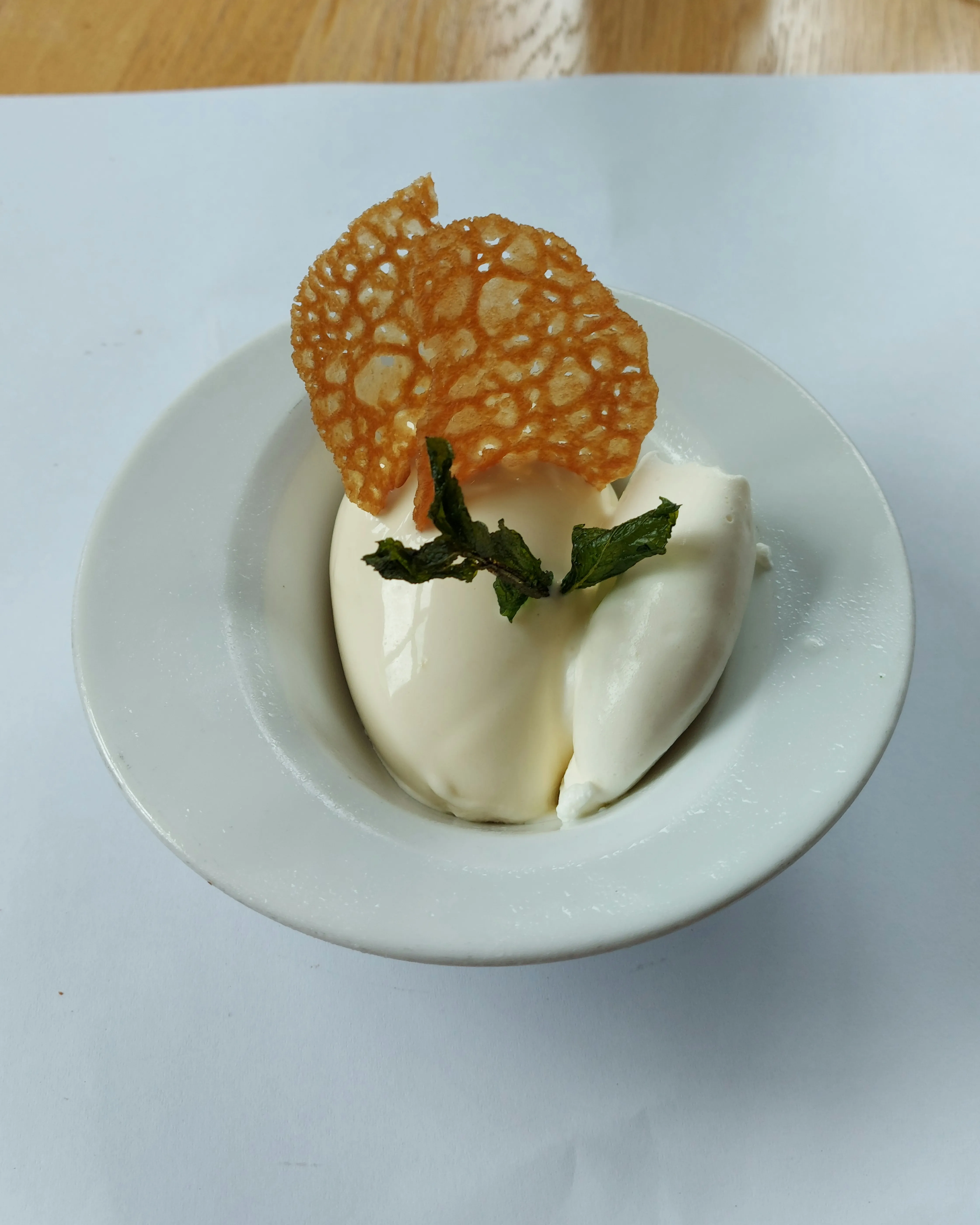 Tonkabohnen-Glace mit Rahm im Süder Bern