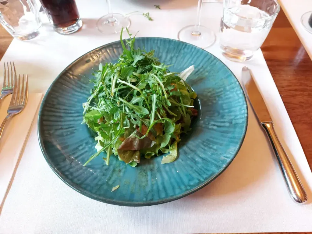 Grosszügige Portion Rucola-Salat im Tre Fratelli Bern