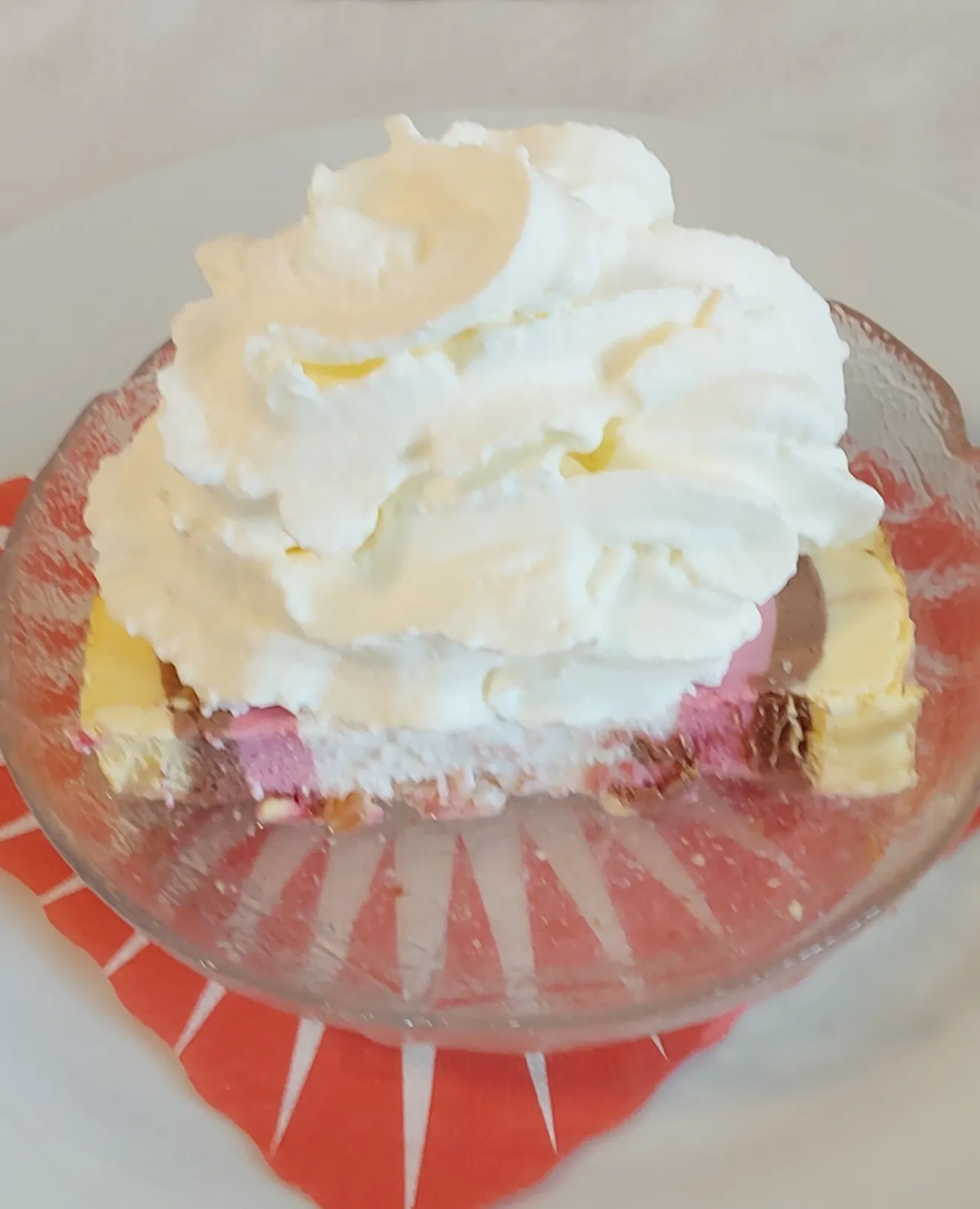 Cassata im Warteck Bern – garniert mit Rahm und Maraschino