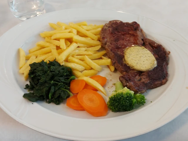 Hohrückensteak mit Kräuterbutter, Pommes Frites und Gemüse im Warteck Bern