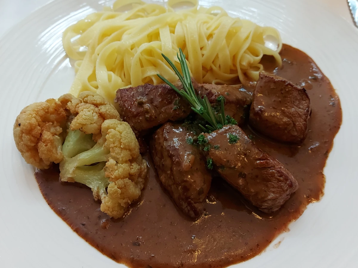 Rindsfiletwürfel an Senfsauce mit Nudeln und Blumenkohl, appetitlich angerichtet im Aarbergerhof Bern.