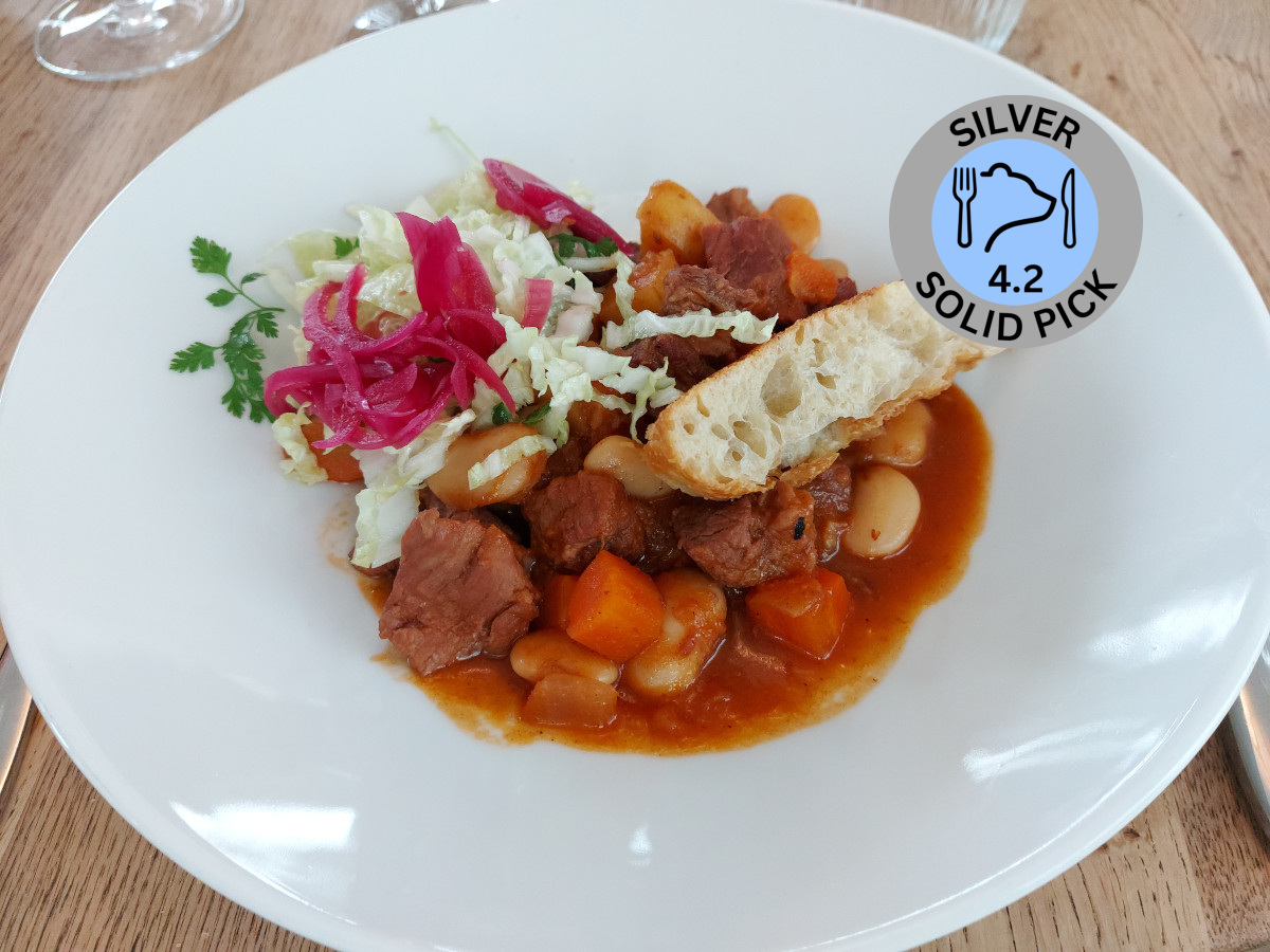 Das Gericht Daube mit Focaccia im Restaurant Bay, überlagert mit der eateryfinds.com Silbermedaille "Solid Pick" und einer Wertung von 4.2.
