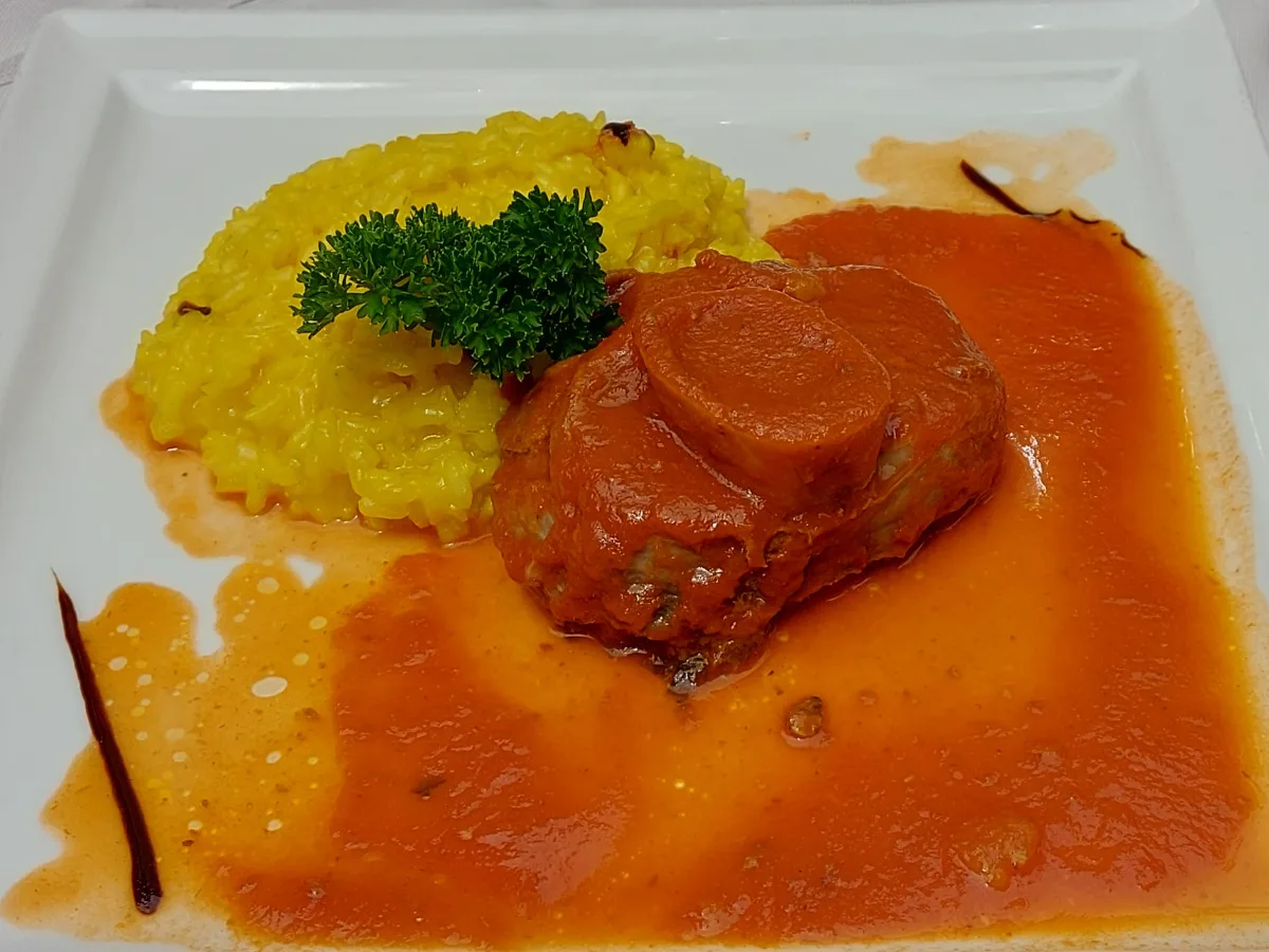Ossobuco mit Safranrisotto, serviert im Casa d'Italia Bern.