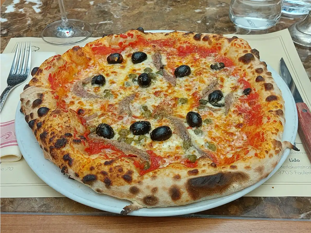 Authentische Pizza Napoli aus dem Pizzaofen im Celina Bern