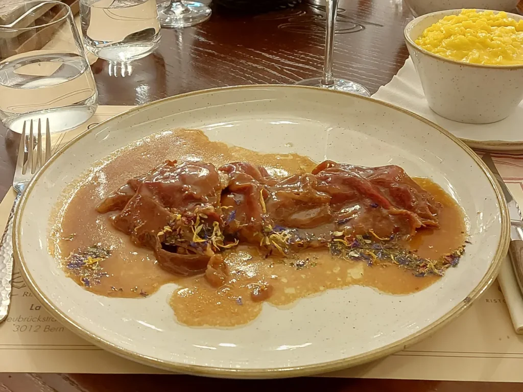Saltimbocca in brauner Marsala-Sauce mit Safran-Risotto im Celina Bern