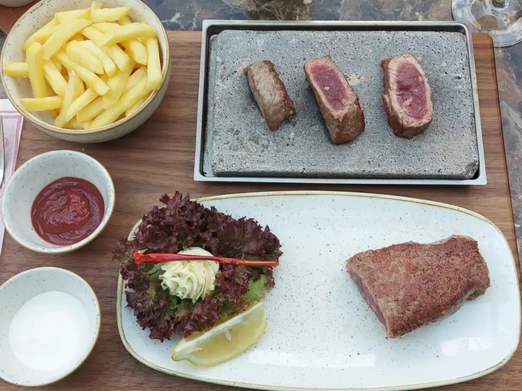 Entrecote vom heissen Stein mit Pommes und Saucen im Restaurant Celina Bern