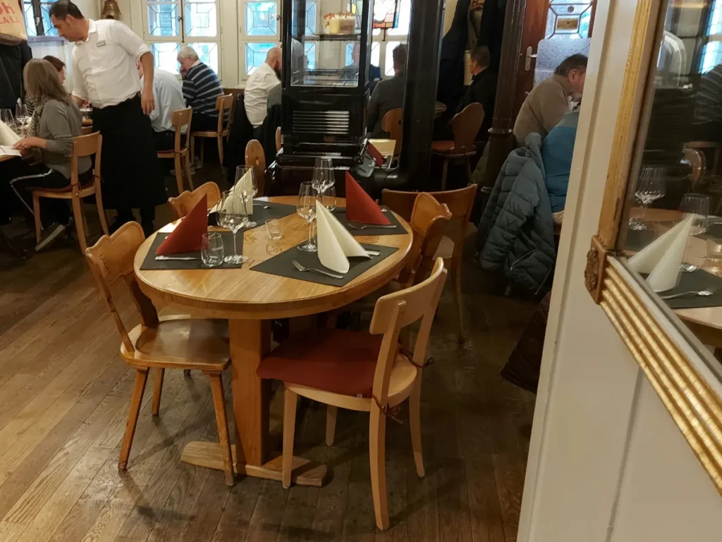 Busy atmosphere in the interior of Restaurant Della Casa Bern with a view of the guests.