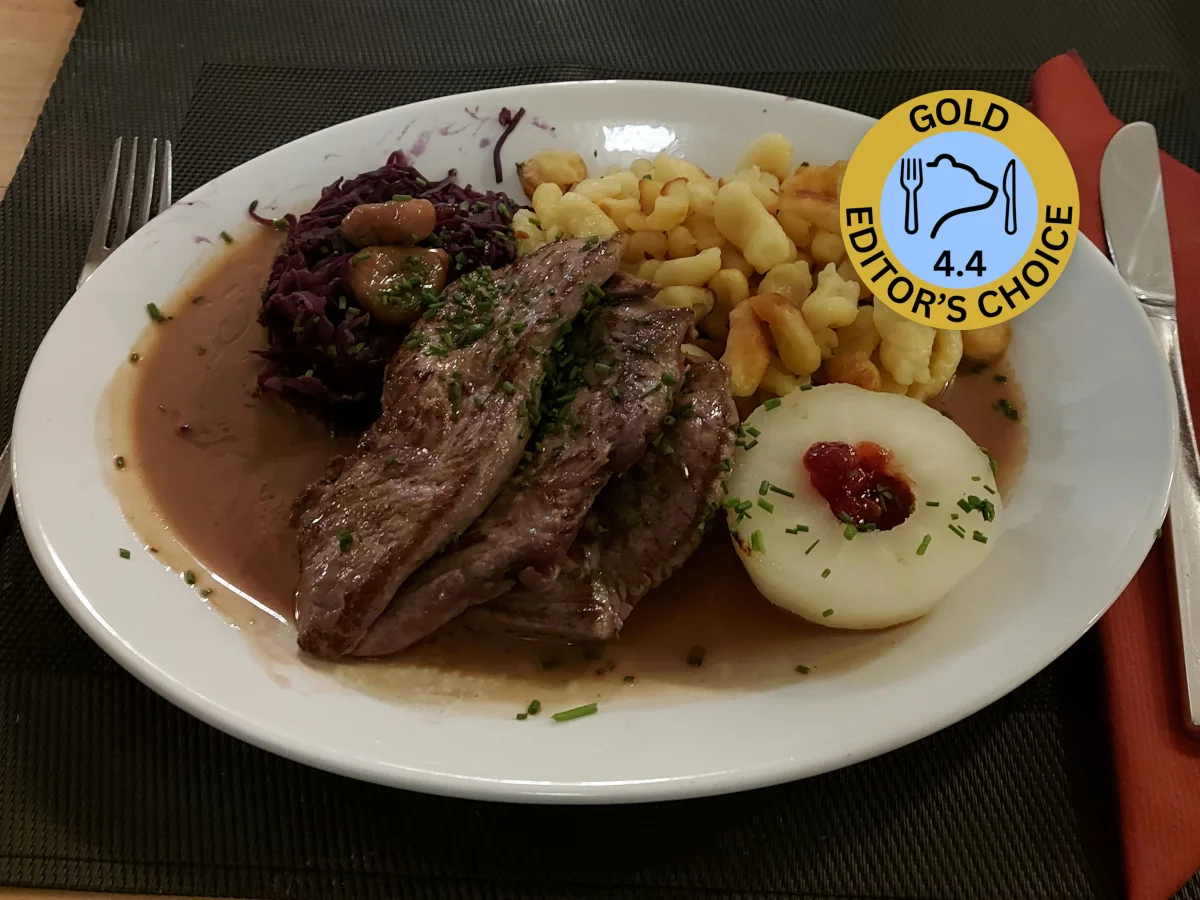 Foto eines Wildtellers des Della Casa Bern sowie oben rechts die eateryfinds.com Goldmedaille "Editor's Choice" mit einer Wertung von 4.4 Punkten.