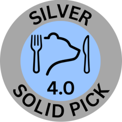 eateryfinds.com Silbermedaille "Solid Pick" mit einer Wertung von 4.0. Silberner Rand, eisblauer Hintergrund und Logo mit Bärensilhouette, Messer und Gabel.