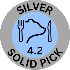 eateryfinds.com Silbermedaille "Solid Pick" mit einer Wertung von 4.2. Silberner Rand, eisblauer Hintergrund und Logo mit Bärensilhouette, Messer und Gabel.