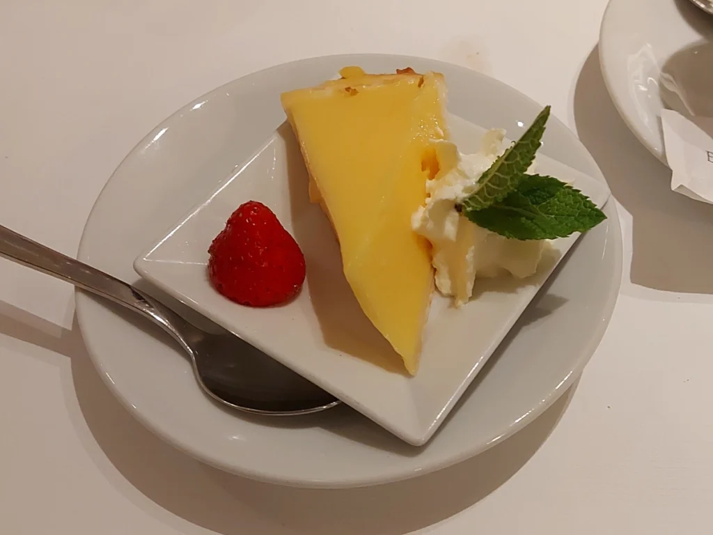 Kleine Portion Tarte aux Citrons mit Erdbeere, Rahm und Minze garniert vom Entrecôte Fédérale Bern.