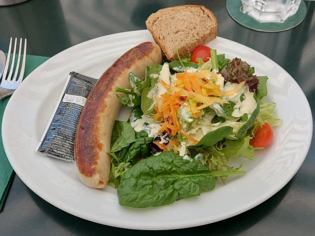 Bratwurst und Salat im Park Café Kleine Schanze Bern