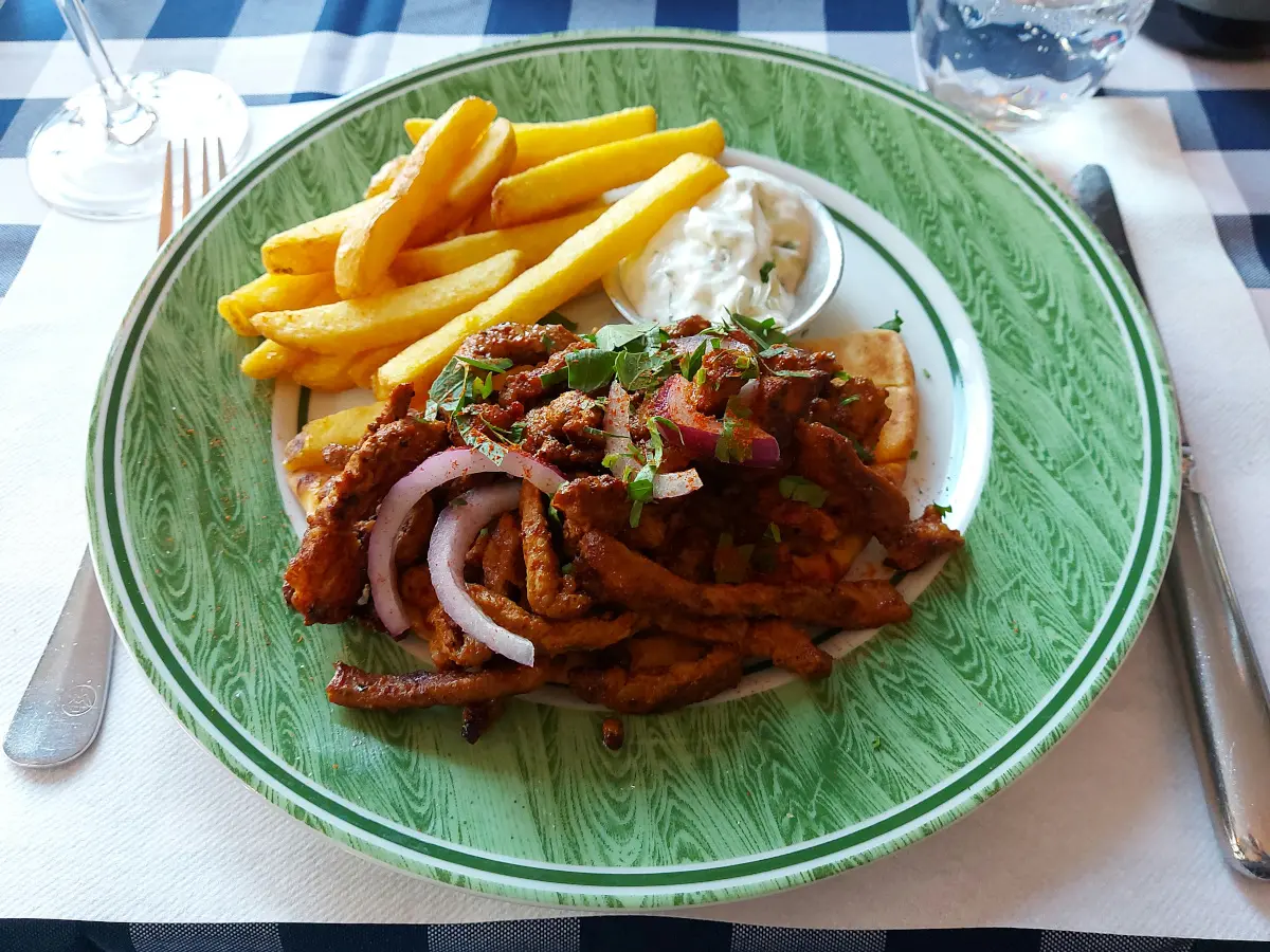 Schweins-Gyros Mittagsmenü mit Pommes und Tzatziki in der Little Greek Taverna Bern.