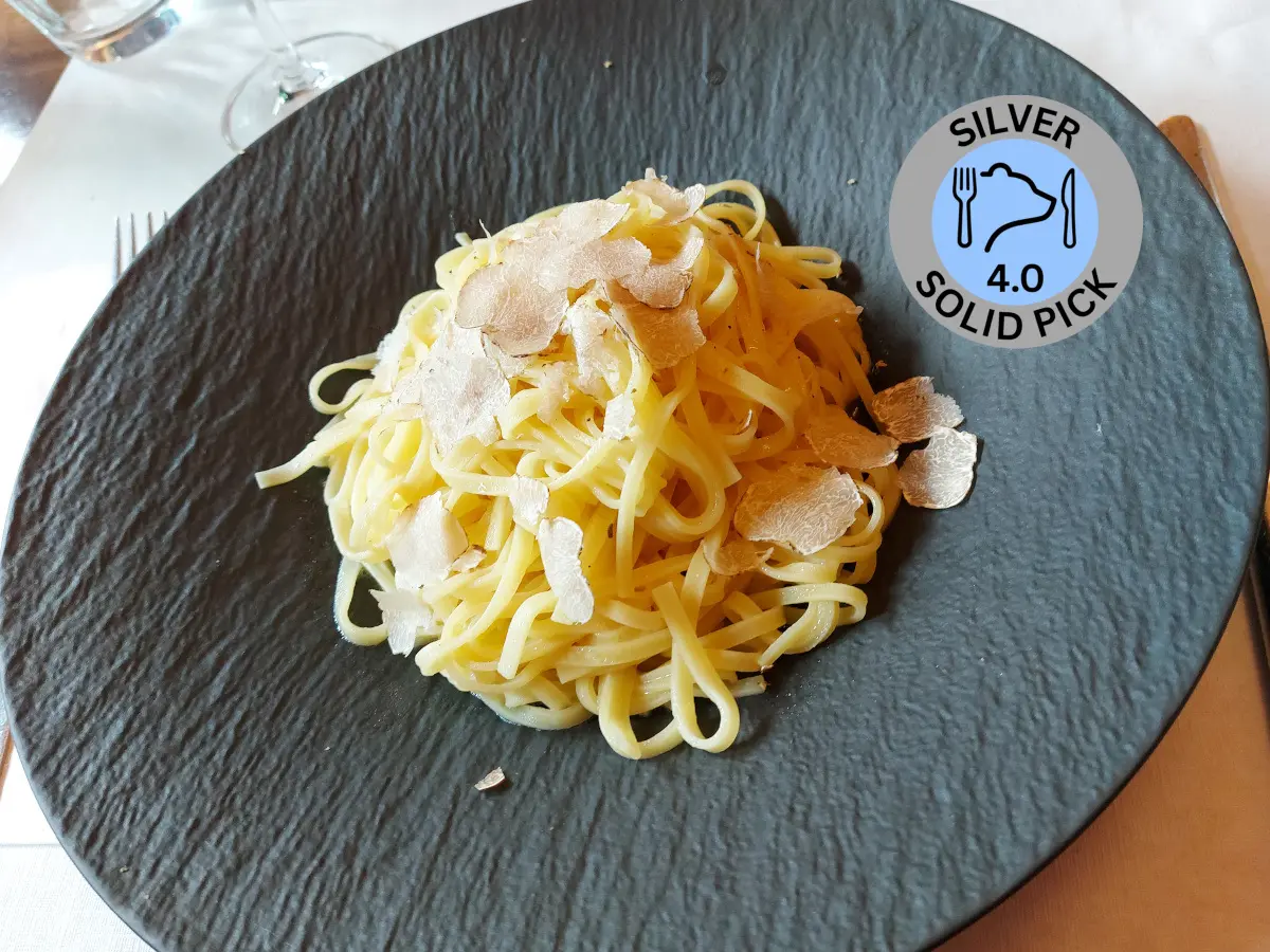 Tagliatelle mit Trüffel auf einem anthrazitfarbenen Teller, ausgezeichnet mit der eateryfinds.com Silber-Medaille "Solid Pick".